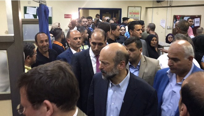 الرزاز يتفقد سير العمل في مستشفى