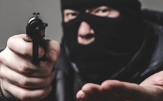 مجهول يتنكر بلباس امرأة ويسلب مبلغا