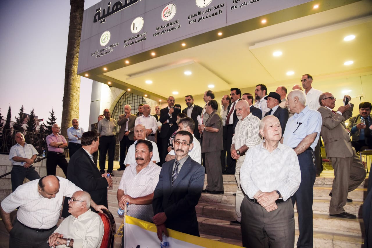 أطباء يعتصمون أمام مجمع النقابات