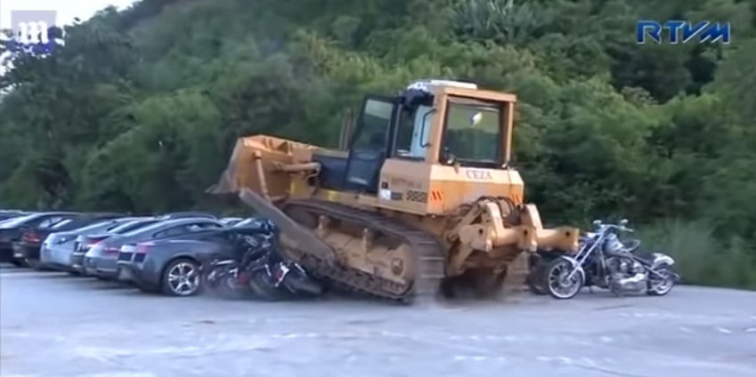 رئيس الفلبين يأمر بتدمر عشرات السيارات