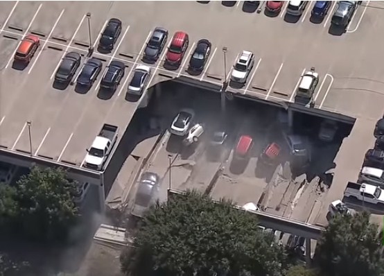 انهيار موقف سيارات طابقي في الولايات