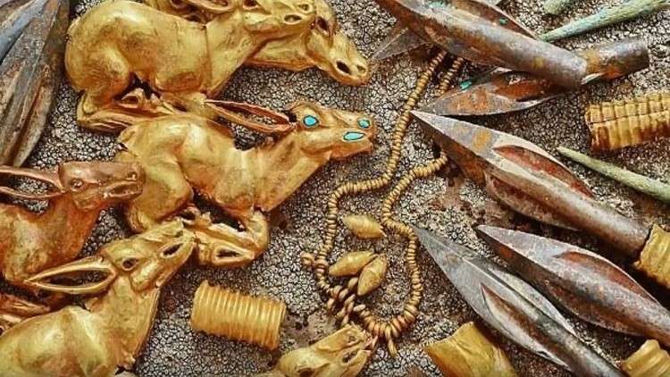 العثور على كنز من 3000 حلية