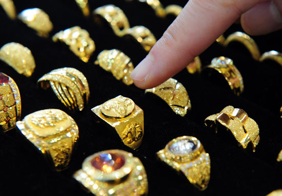 الذهب يواصل الانخفاض محليا