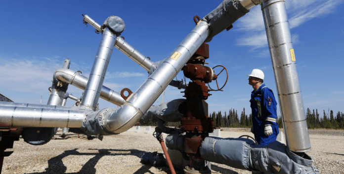 أسعار النفط تتراجع تحت وطأة التوترات