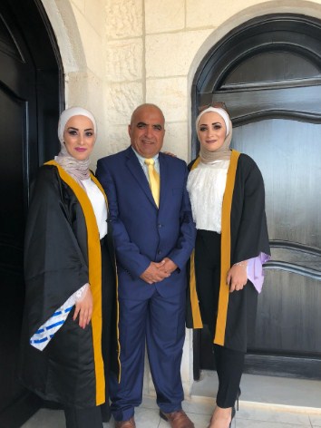 مبارك التخرج لسمر وسحر الحرايزه