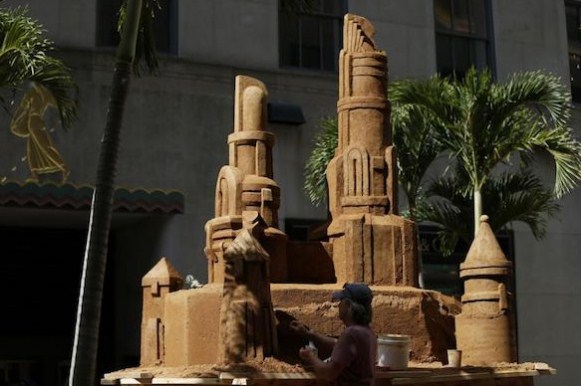 فنان يبني قلعة رملية عملاقة وسط