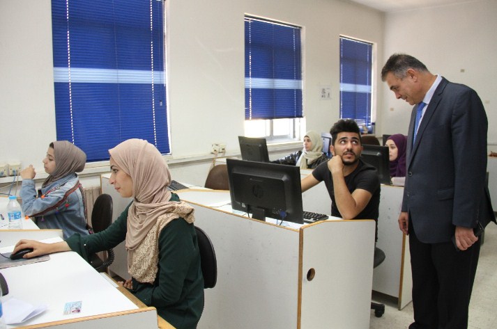 الزعبي يتفقد قاعات الامتحان الشامل (صور)