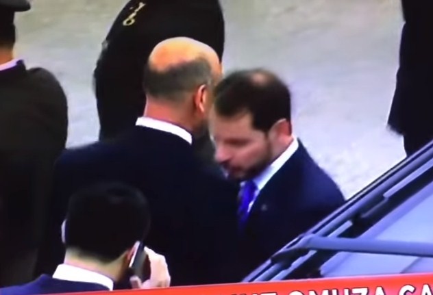 وزير الداخلية وصهر أردوغان يتدافعان قبيل