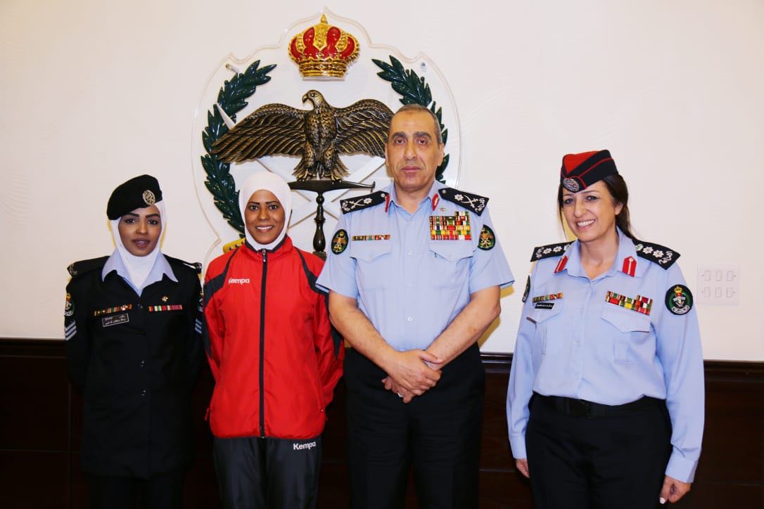 الحمود يكرم عددا من مرتبات الامن