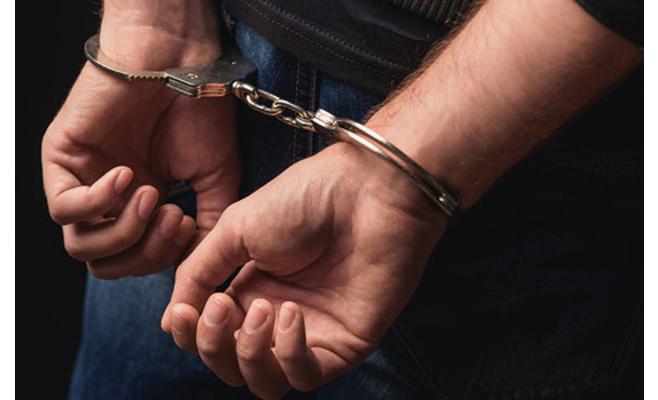 القبض على مطلوبين بتهمة اختلاس أكثر