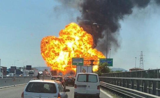 عشرات الجرحى في انفجارات قرب مطار