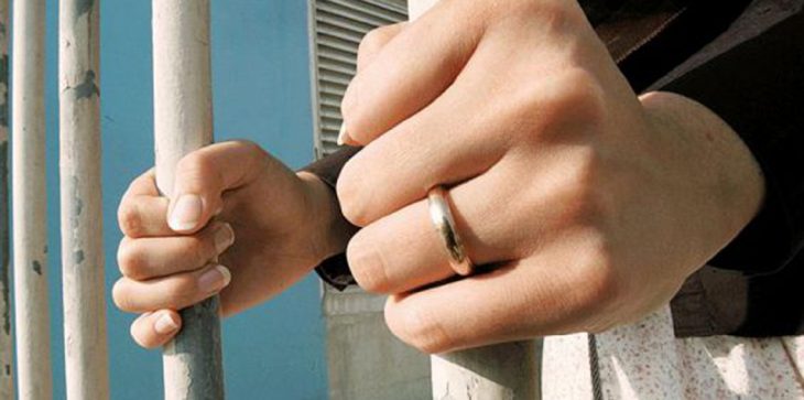 عربية تذبح زوجها وتتركه غارقا في