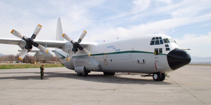 طيار أمريكي يستعرض مهاراته بقلب مروحية