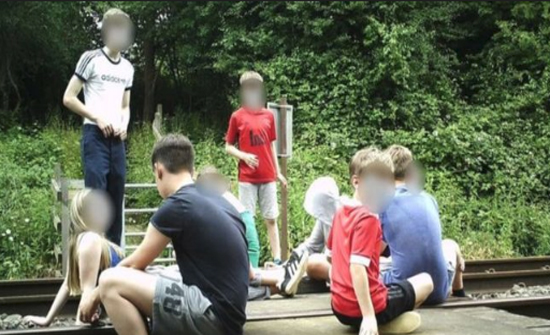 بريطانيا: صور لأطفال يلهون على تقاطع