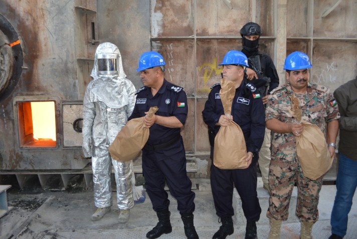 اتلاف كميات من المواد المخدرة التي