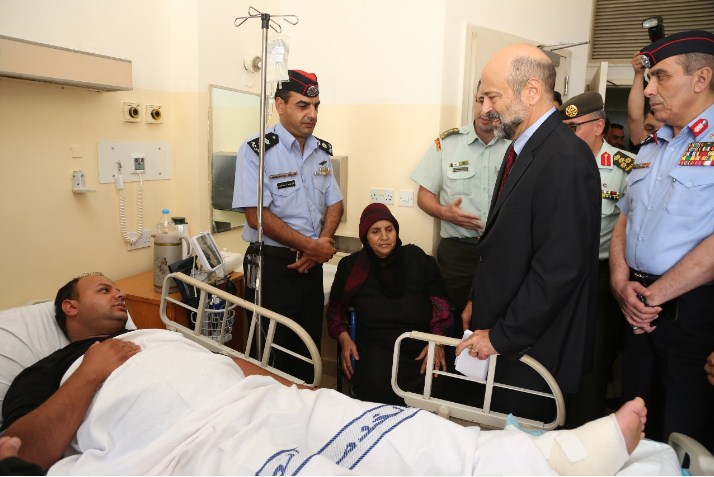 الرزاز يزور أحد مرتبات الامن اثر