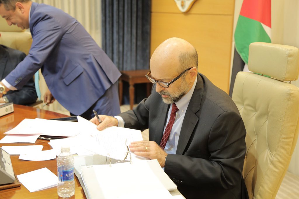 الرزاز والفريق الوزاري يوقعون ميثاق شرف