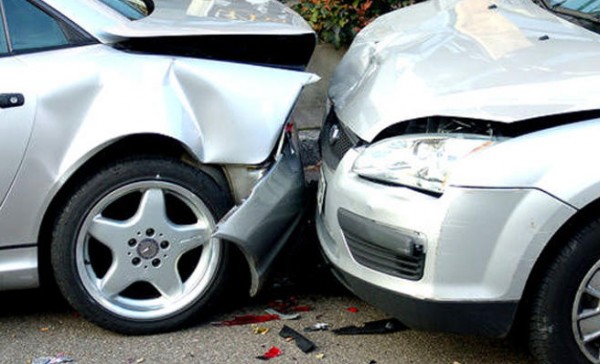 4 إصابات بتصادم مركبتين في الشلالة