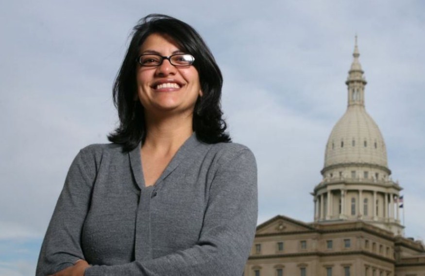 عائلة فلسطينية تحتفل بفوز ابنتها بعضوية