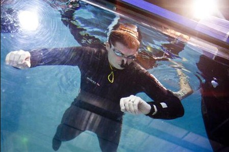 دخل مسابقة لحبس النفس تحت الماء..