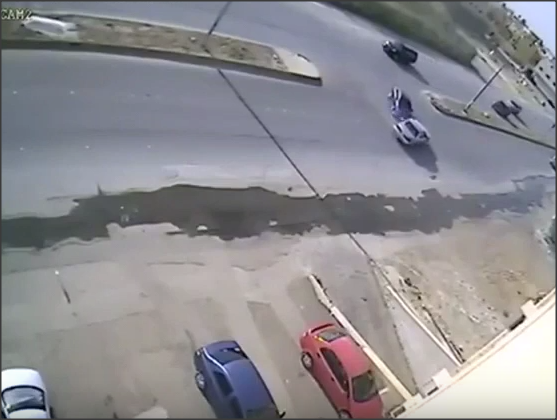 بالفيديو.. شارع بالرياض تتعرض فيه السيارات