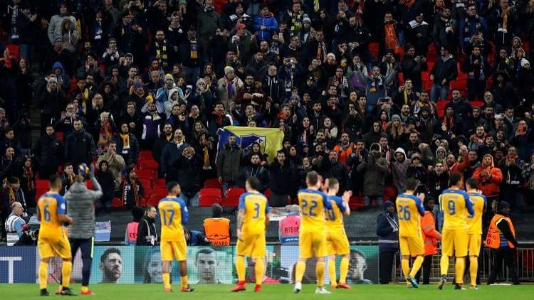 رشق لاعب أردني بزجاجات المياه من