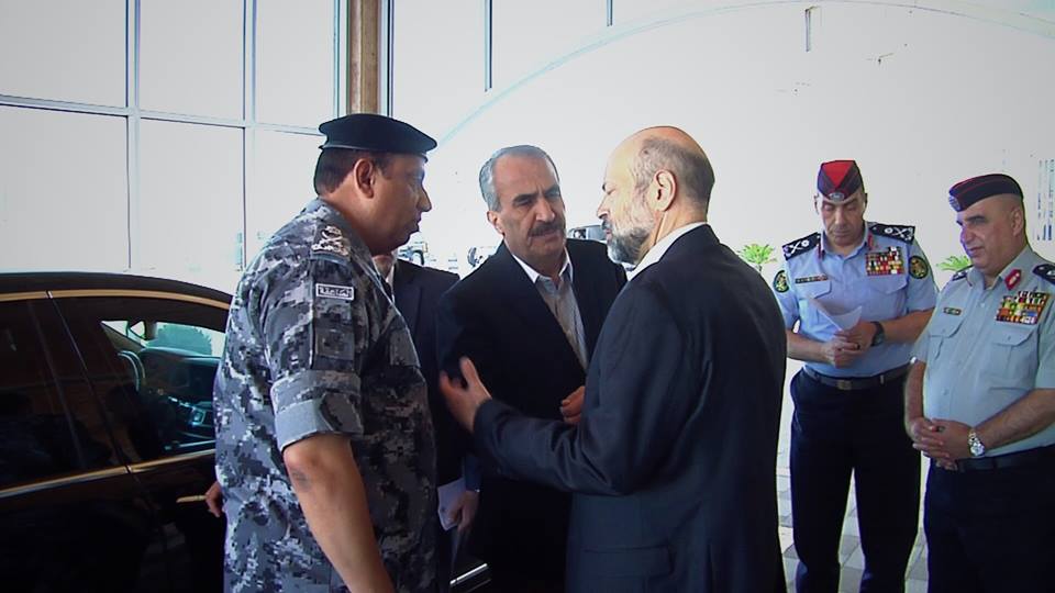 الرزاز يزور ’قوات الدرك‘ ويتعهد بملاحقة