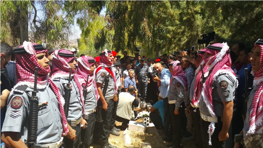 الأردنيون يشيعون جثمان الشهيد علي قوقزة