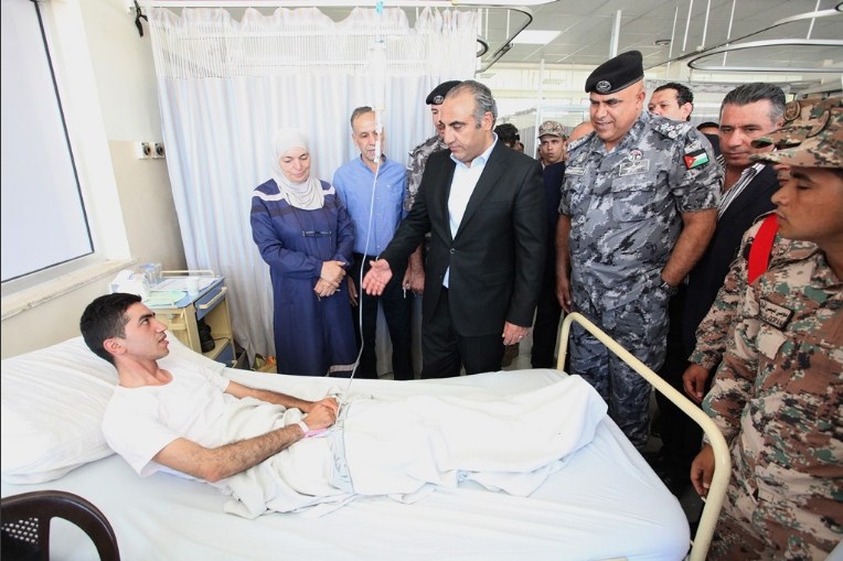 أمين عمان يعود مصابي الدرك والأمن