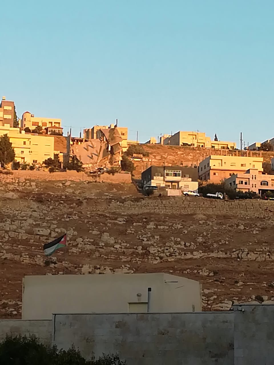 متحصنون داخل عمارة في نقب الدبور