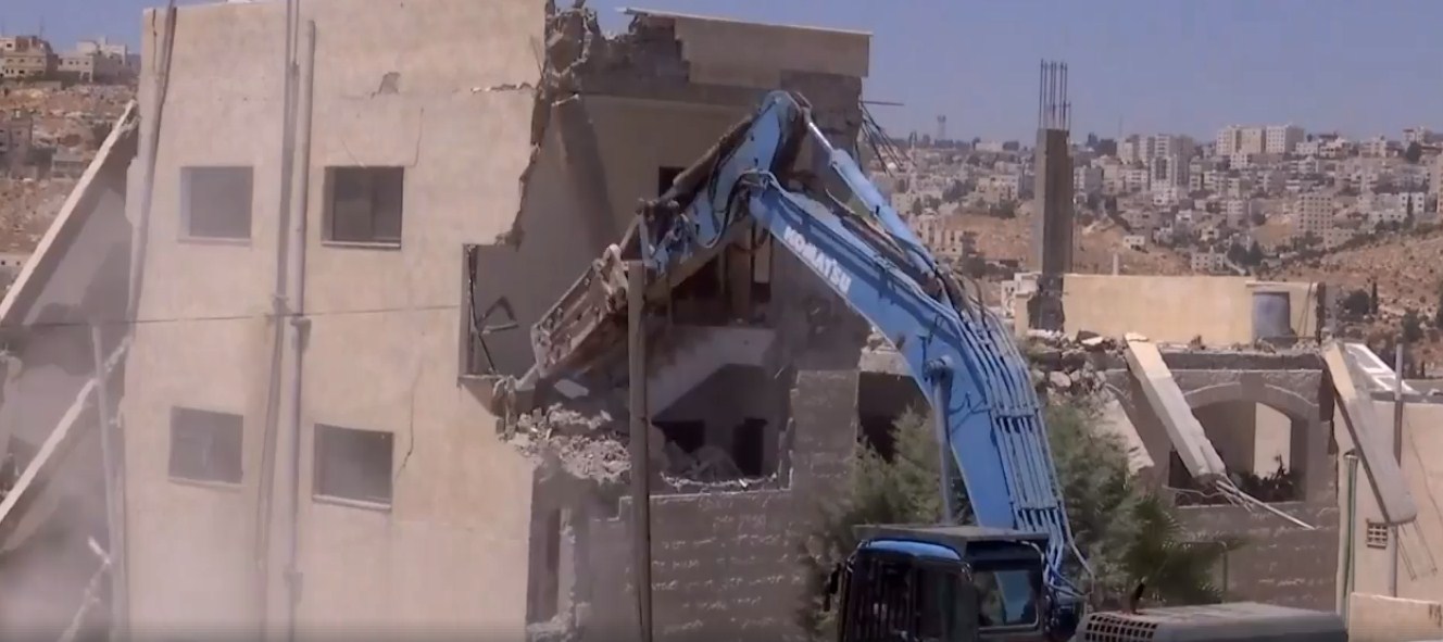 بدء عمليات الهدم للبناية التي تحصن