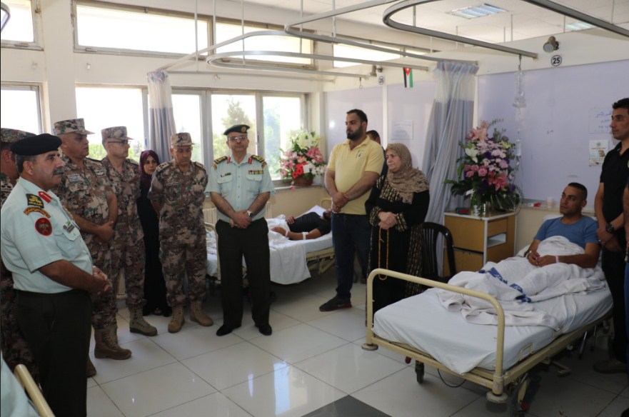 كبار ضباط القوات المسلحة يزورون مصابي