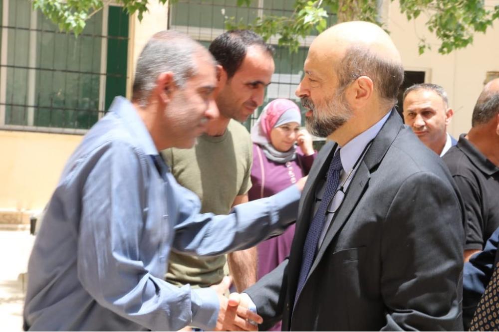 رئيس الوزراء يزور بيت عزاء الشهيد