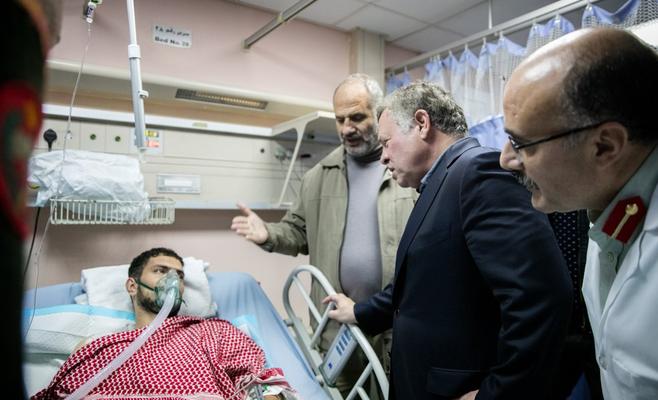 الملك يطمئن على صحة المصابين جراء