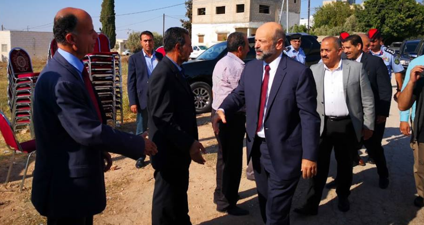 رئيس الوزراء يقدم واجب العزاء بالشهيد