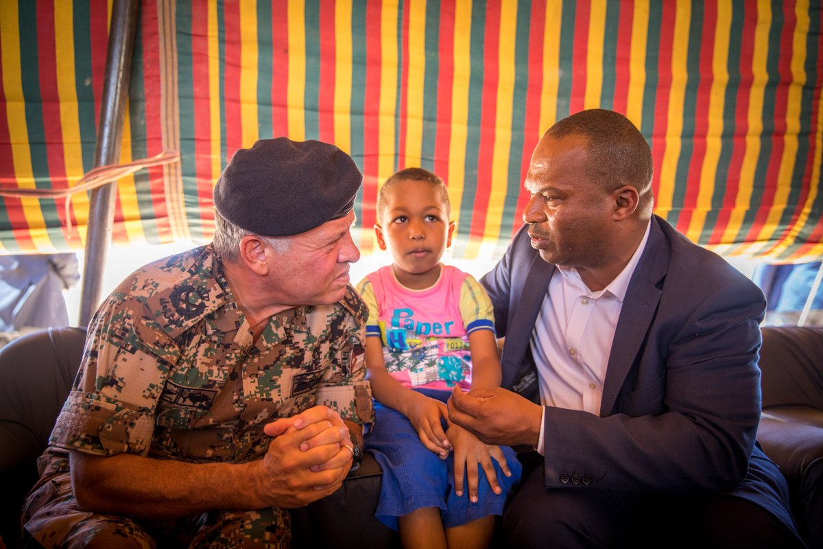 الملك يزور بيت عزاء الرائد معاذ