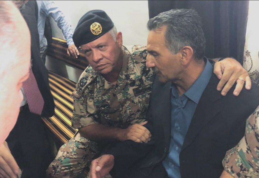 الملك يقدم واجب العزاء بالشهيد محمد