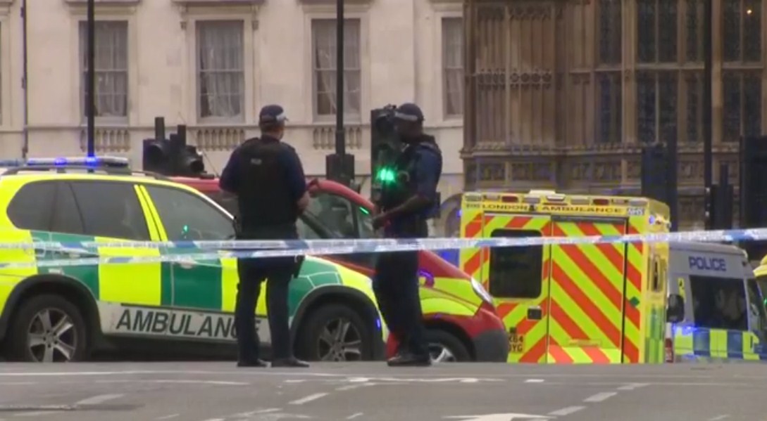 جرحى جراء اصطدام سيارة بمدخل البرلمان