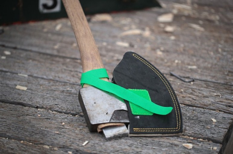 امرأة روسية تقتل ابنتها بفأس لهذا