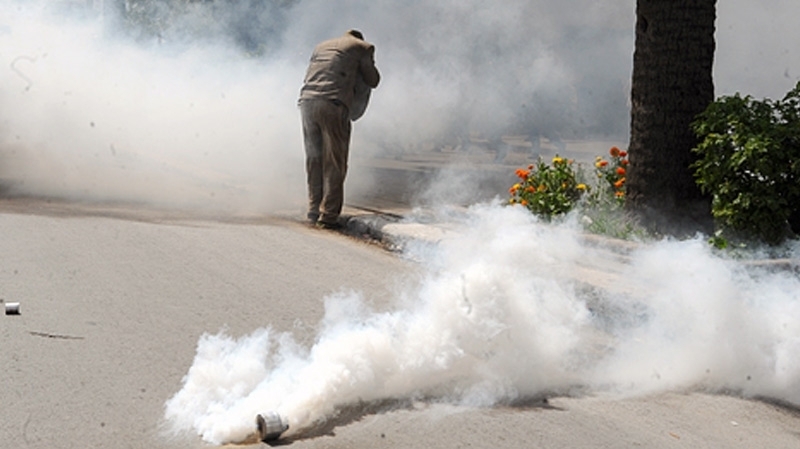 مواطن يرش زوجته واولاده وبناته بـ«مسيل