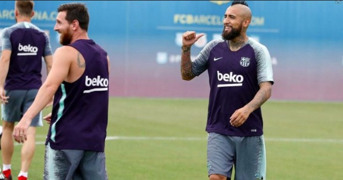 فيدال: أنا لاعب شوارع.. وميسي الأفضل