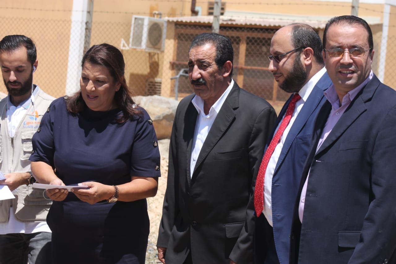 خولة العرموطي توزع طرودا على أسر