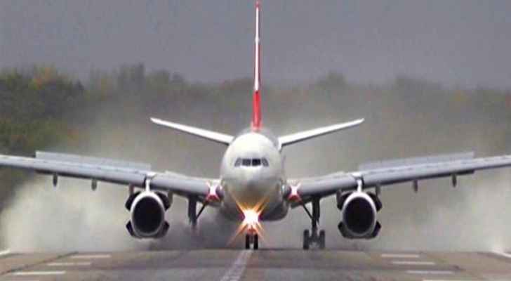 هبوط اضطراري لطائرة ركاب بسبب تهديد