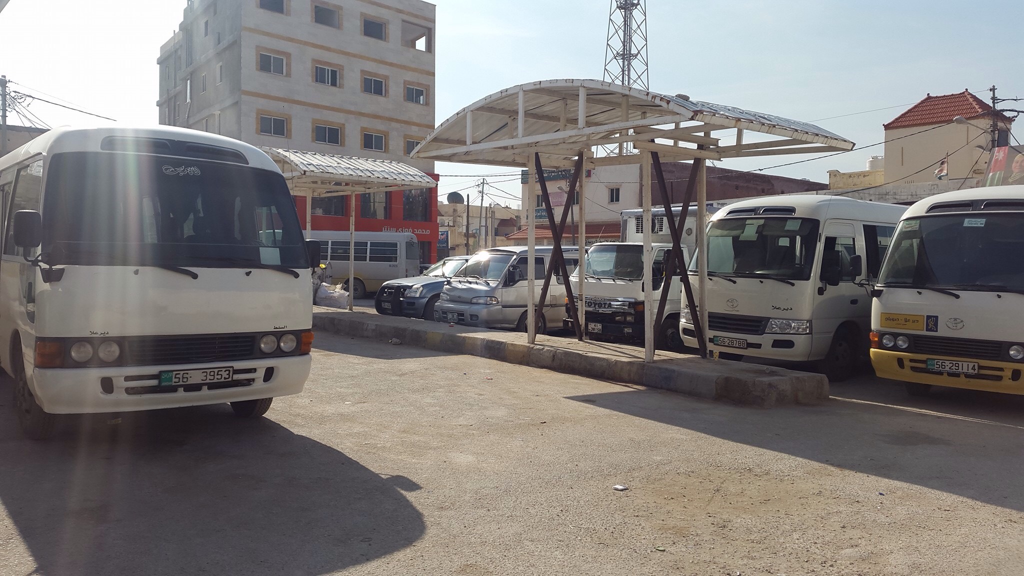 القبض على مطلوب اعتدى على حافلتين