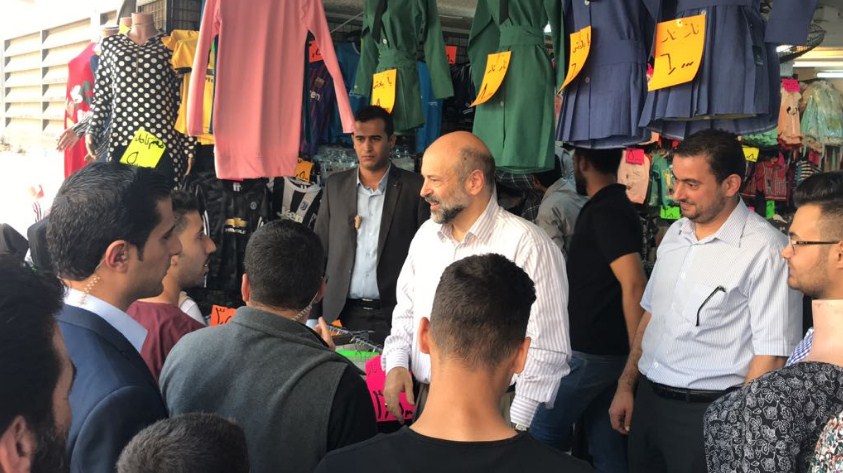 الرزاز يتجوّل في شارع السعادة بالزرقاء