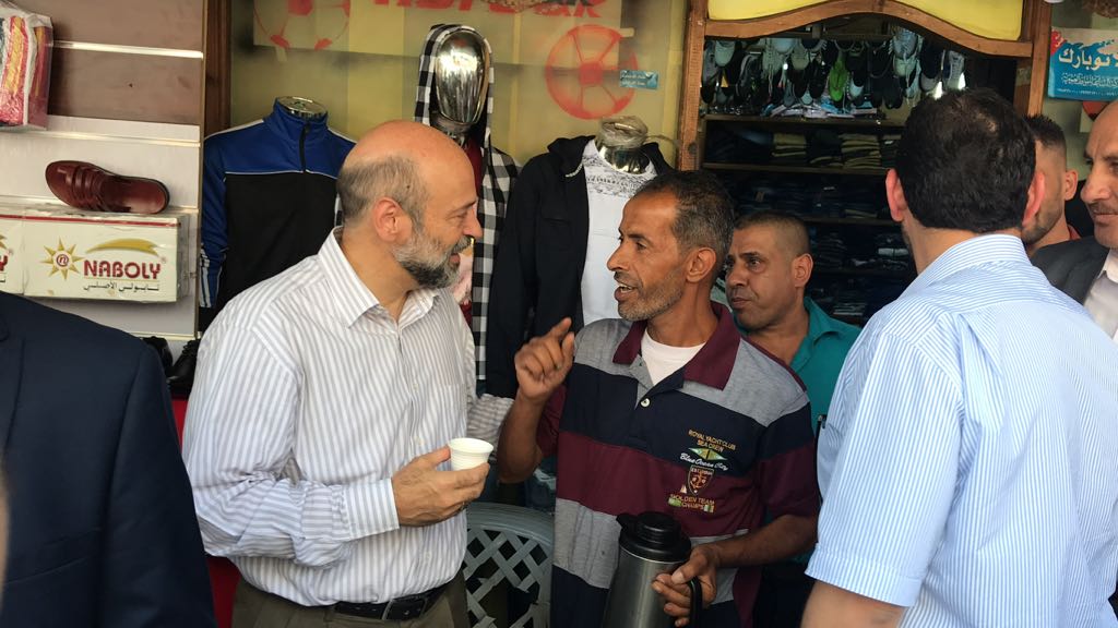 الرزاز يتجوّل في شارع السّعادة بالزّرقاء