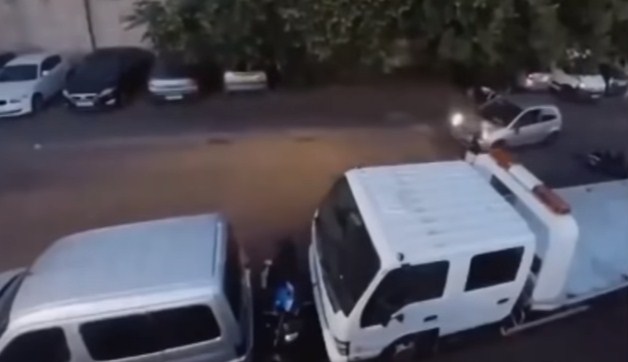 بالفيديو .. يلقن لصوصا حاولوا سرقة