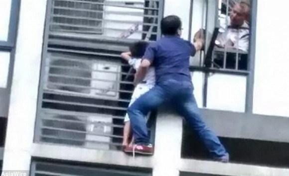 والد يتسلق 7 طوابق لإنقاذ طفله