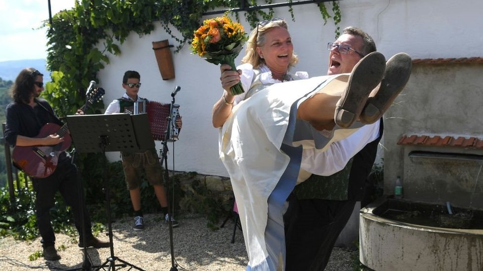 زفاف وزيرة الخارجية النمساوية ابنة طيار