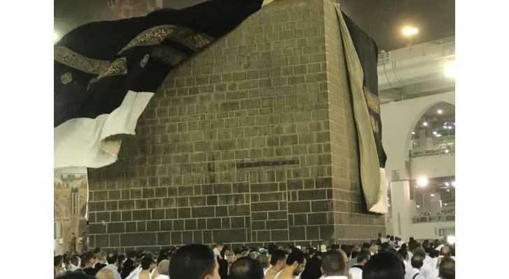 بعد أن داعبت الرياح ستار الكعبة..